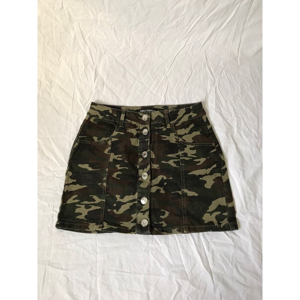 Almost‎ famous camo skirt size 5